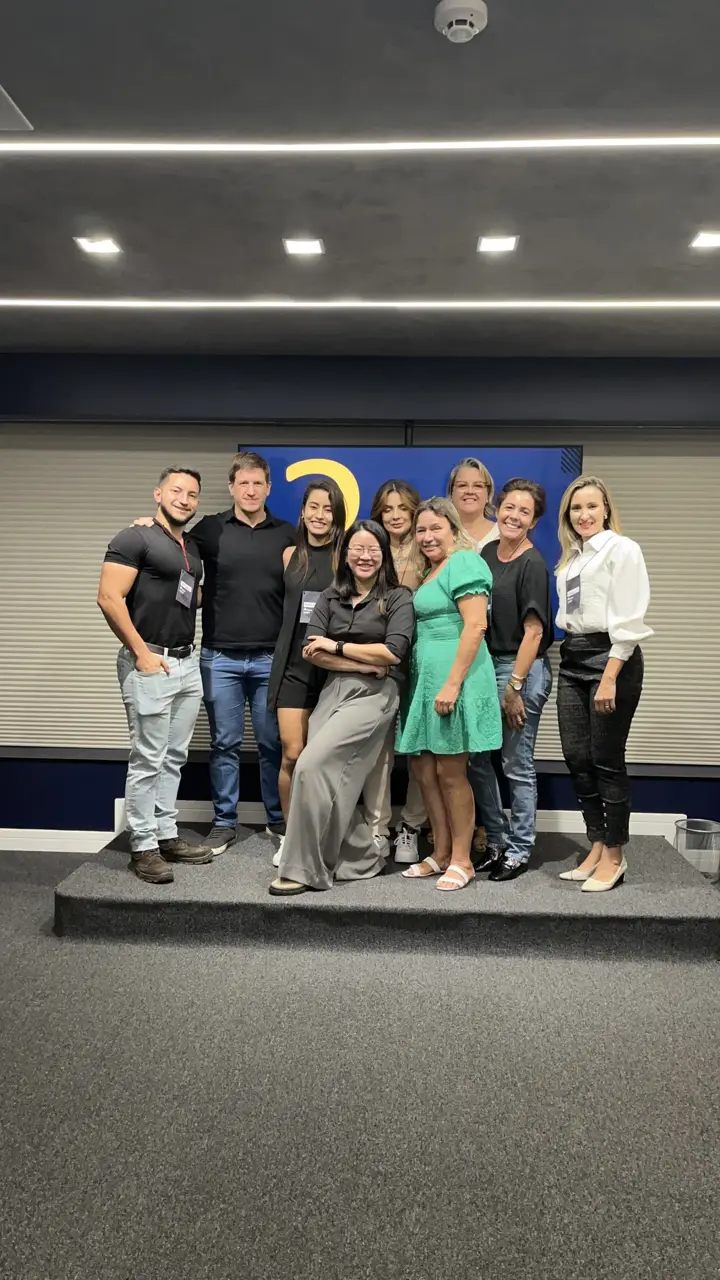 Turma da VOX Goiânia no palco com certificados