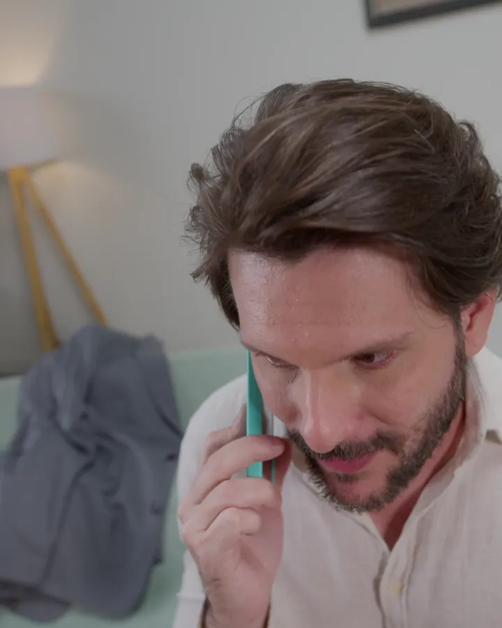 Corretor ao telefone com um cliente